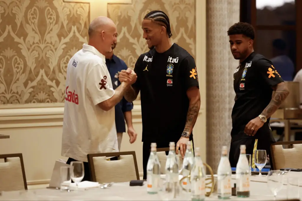 João Pedro analisa cobrança dos jogadores da seleção brasileira