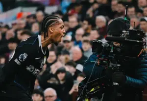 INGLÊS: João Pedro faz 3 e Chelsea vira contra o Aston Villa