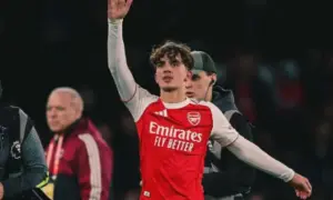 INGLÊS: Joia brilha e Arsenal bate Everton em jogo quente