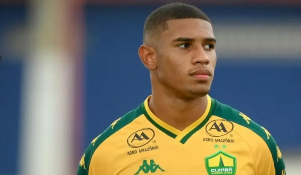 Lorenzo em ação pelo Cuiabá EC