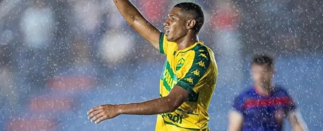 Lorenzo em ação pelo Cuiabá EC