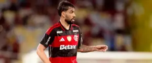 Paquetá sofre fratura no dedo e defenderá o Flamengo com 