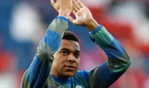Mbappé retorna a Madri após tratar o joelho na França e pode reforçar o Real