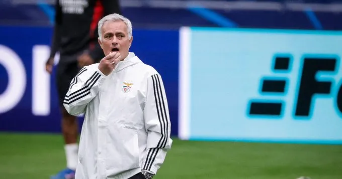 Mourinho cita Direitos Humanos e diz que afastará Prestianni se culpa por racismo for comprovada
