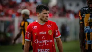 Santa Cruz oficializa chegada do atacante Ronald para Série C