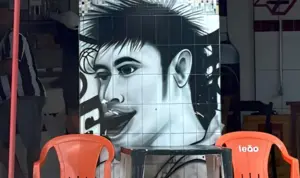 Neymar brinca sobre pintura inusitada em Santos: 