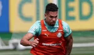 Paulinho e Vitor Roque participam de treino do Palmeiras