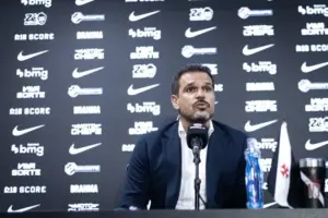 Pedrinho pressiona árbitro após empate e diretor do Vasco detona arbitragem