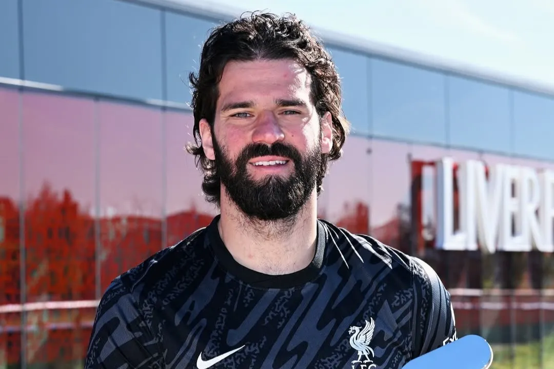 Alisson desfalca Liverpool na Champions por desconforto e seleção liga alerta (Foto: Reprodução/Liverpool)