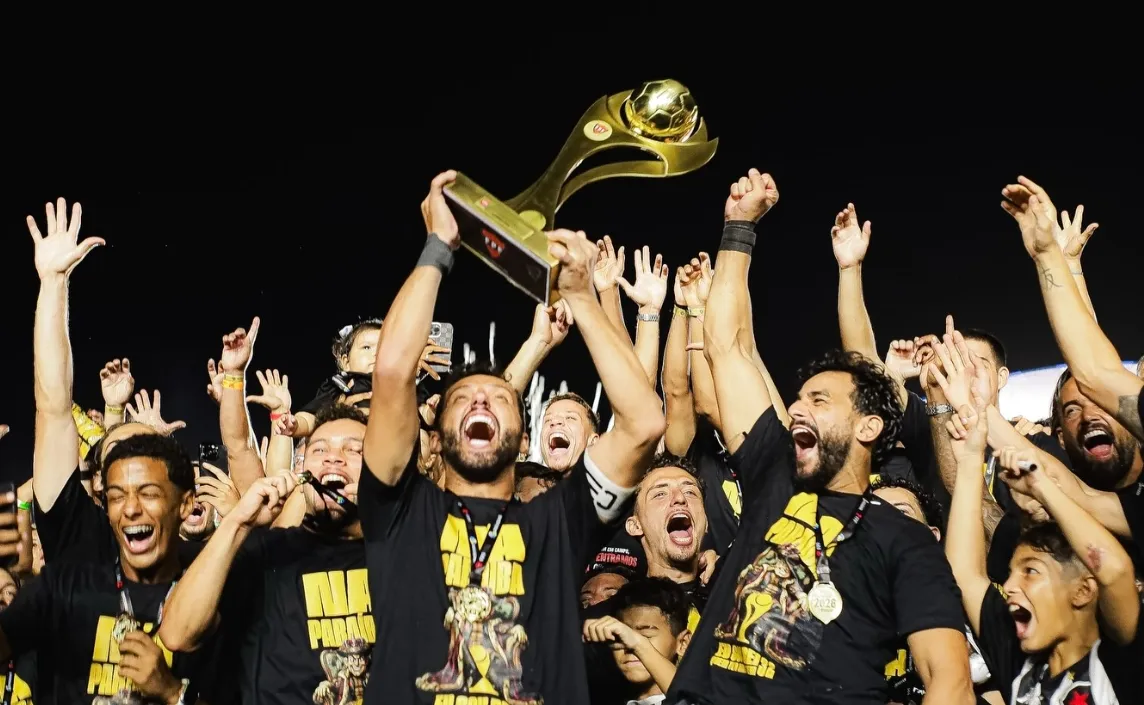 Nenê ergue a taça do Botafogo-PB. Foto: Botafogo-PB / Divulgação