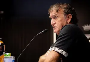 Cuca reclama de gol anulado em empate do Santos com Cruzeiro