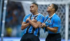 Grêmio 3 x 0 Internacional - Tricolor aproveita expulsão e encaminha título gaúcho