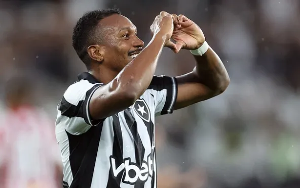 Edenilson desencanta com a camisa do Botafogo