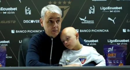 Tiago Nunes com seu filho em coletiva da LDU