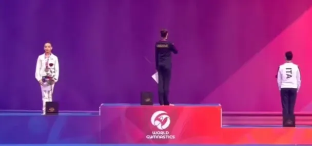 Ginasta russa dá as costas para hino da Ucrânia no pódio em protesto na Copa do Mundo