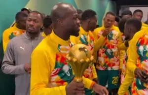 Senegal exibe troféu da Copa Africana e reforça protesto por título dado ao Marrocos