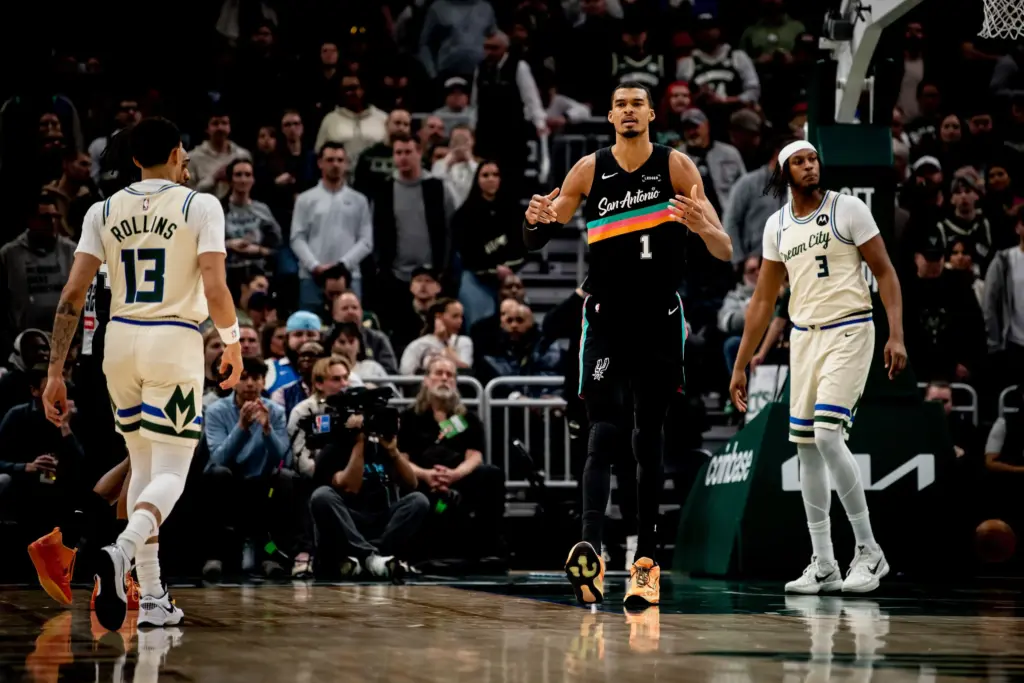 NBA: Spurs vencem 8ª seguida e tiram Bucks dos playoffs