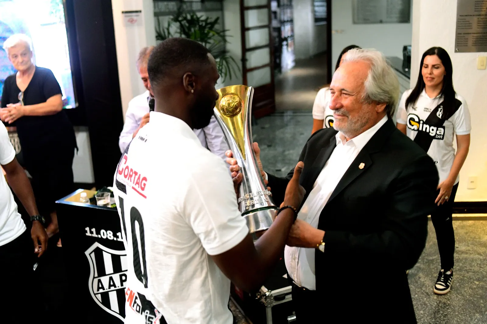 Taça da Série C conquistada pela Ponte Preta - Foto: Marcos Ribolli/Pontepress