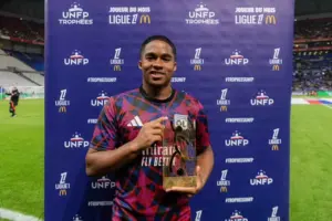 Técnico do Lyon explica Endrick no banco em empate no Francês