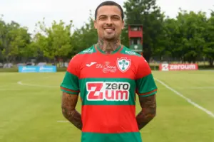 Portuguesa oficializa a contratação de volante revelado pelo Corinthians