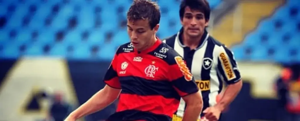 Meia revelado pelo Flamengo anuncia aposentadoria aos 33 anos