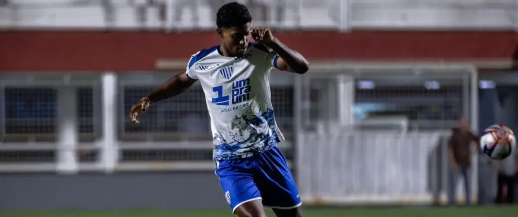 Lateral Vinicius estreia no profissional do Avaí-SC com gol na Copa Sul-Sudeste