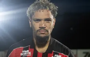 Vitória perde jogador recém-contratado por fratura no braço