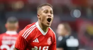 Internacional analisa substituto para Vitinho em duelo com o São Paulo