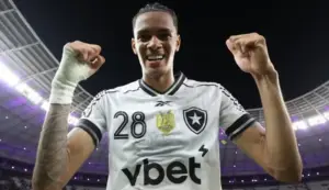 Botafogo se aproxima de venda milionária de volante ao Santos