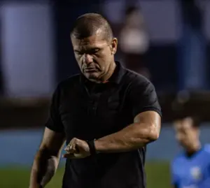 Vila Nova demite Umberto Louzer após eliminação na Copa do Brasil