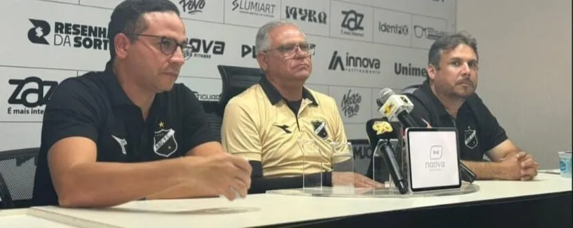 Waguinho Dias, técnico do ABC-RN, ao centro da imagem (Foto: Divulgação)