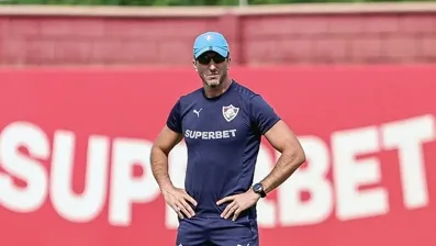 Técnico do Fluminense se destaca pela entrega dentro e fora de campo