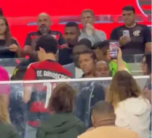 Pai de Gerson é hostilizado e leva garrafada ao sair das tribunas do Maracanã