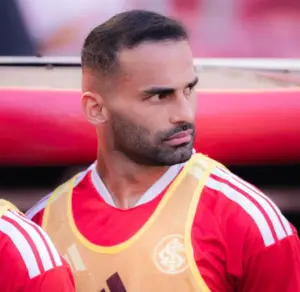 Invicto no ano, Thiago Maia não ganha oportunidade com Pezzalano