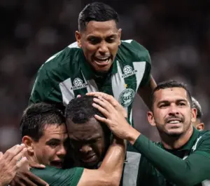 Corinthians 0 x 2 Coritiba - Coxa-Branca liquida Timão e rouba lugar no G-4