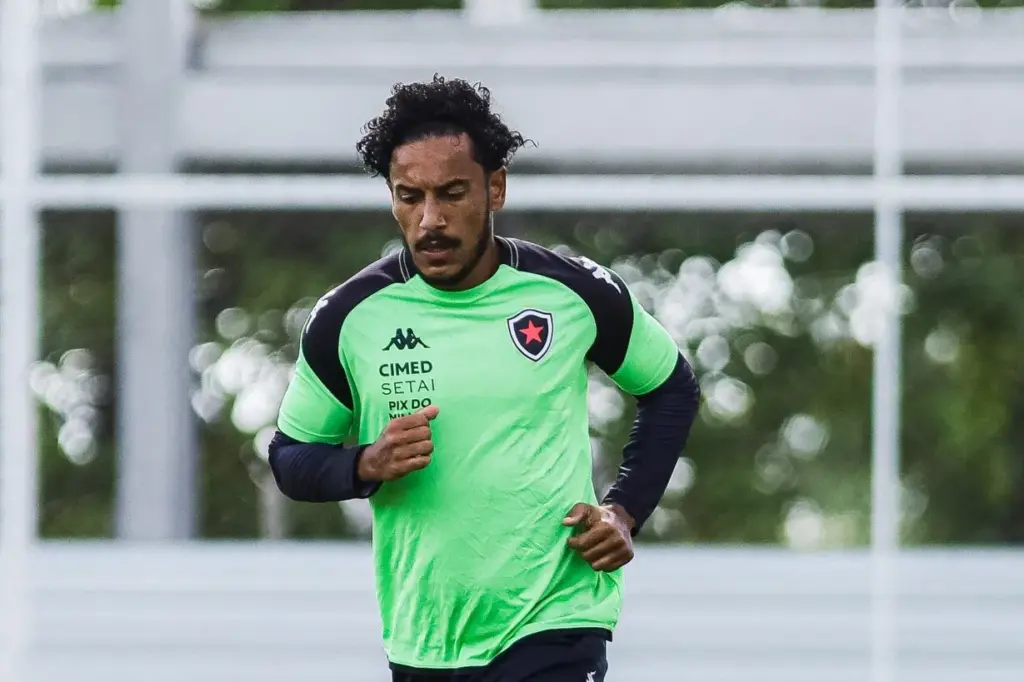 Botafogo-PB oficializa contratação de lateral ex-Guarani (Foto: João Neto / Botafogo-PB)