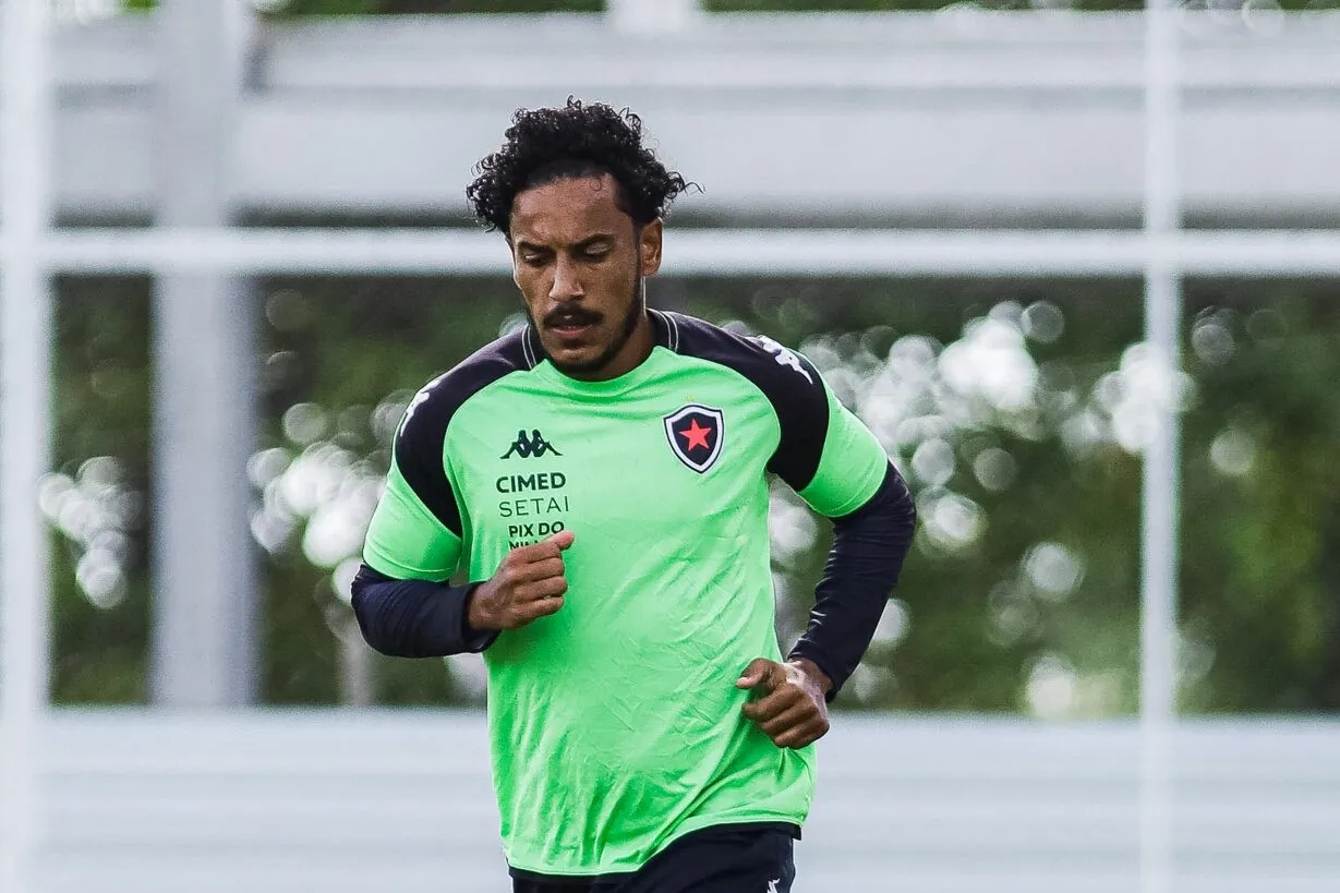 Botafogo-PB oficializa contratação de lateral ex-Guarani (Foto: João Neto / Botafogo-PB)