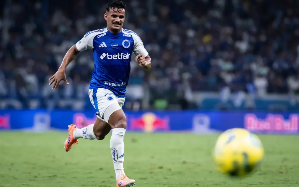 Lateral do Cruzeiro é convocado para seleção após corte de Alex Sandro