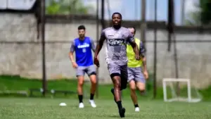 Lateral rescinde com a Ponte Preta e rifa uniforme do título da Série C