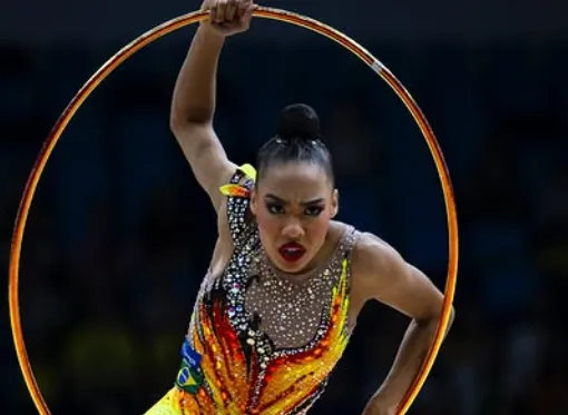 Geovanna Santos brilha no Grand Prix da Estônia com prata na bola e bronze no arco