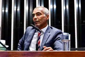 Senador Romário rebate críticas de Casagrande e dispara: 'Calado, é um filósofo'