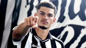 Botafogo anuncia contratação de zagueiro vindo do Goiás
