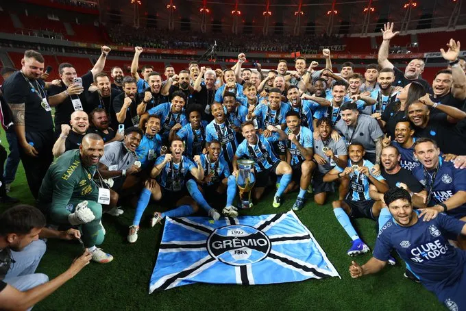 weverton celebra primeiro titulo pelo gremio