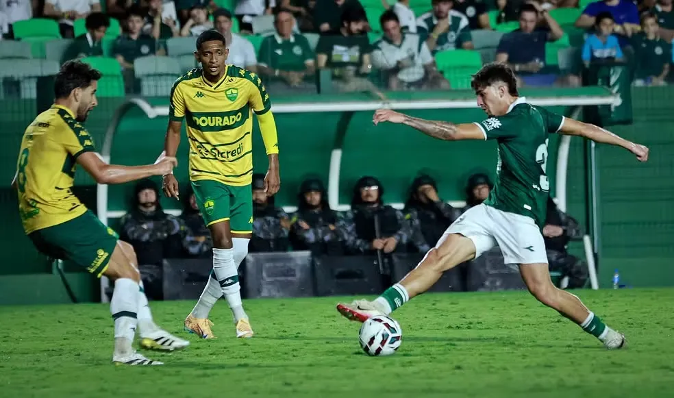 Volante do Goiás desperta interesse de clube da Inglaterra (Foto: Rosiron Rodrigues / Goiás)