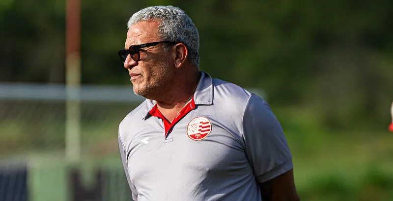 Torcida do Náutico protesta no CT e exige saída de Hélio dos Anjos (Foto: Gabriel França/CNC)