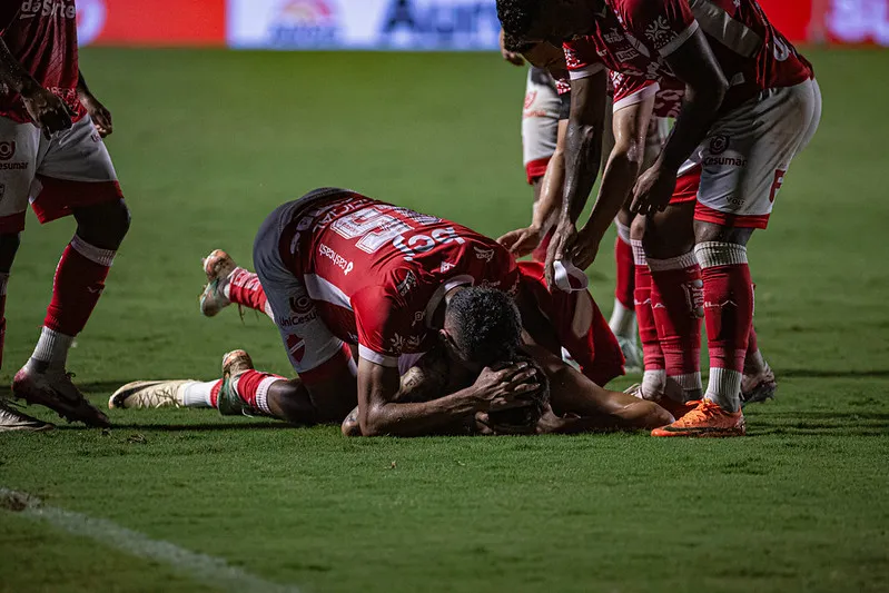 Vila Nova-GO 2 x 1 Operário-PR - Tigre mantém invencibilidade e ocupa liderança da Série B