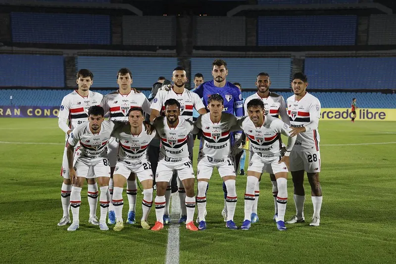 SUL-AMERICANA: São Paulo supera clima no Uruguai e Vasco empata na Argentina (Foto: Rubens Chiri / SPFC)