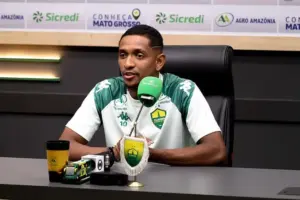 Hernandes celebra gols e aponta evolução física em vitória do Cuiabá