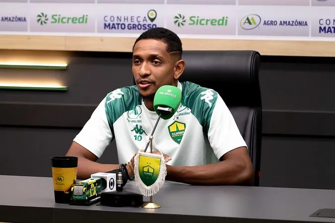 Hernandes celebra gols e aponta evolução física em vitória do Cuiabá (Foto: Ascom/Dourado)