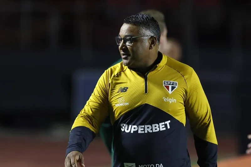 Roger vê cobrança injusta da torcida do São Paulo: 'Não vou desistir' (Foto: Rubens Chiri e Paulo Pinto/SPFC)